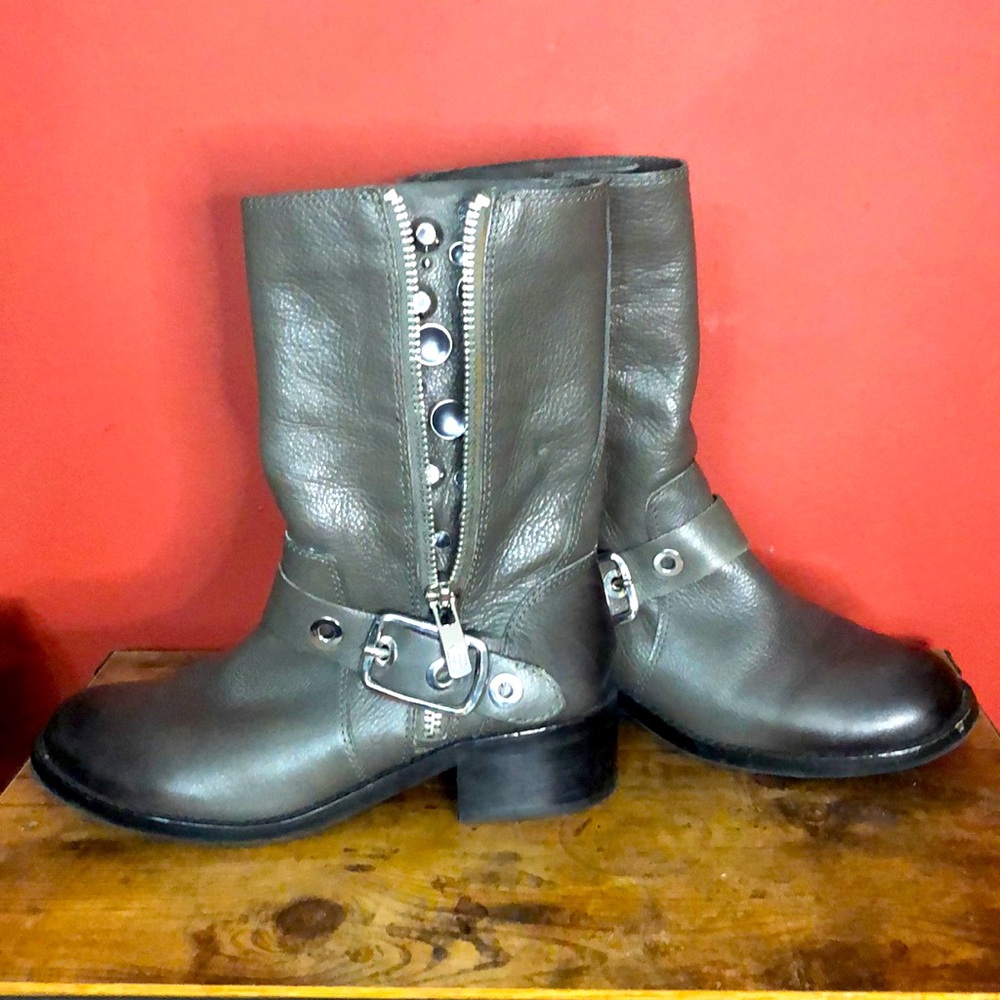 Vince Camuto size 7, flat heel boots.